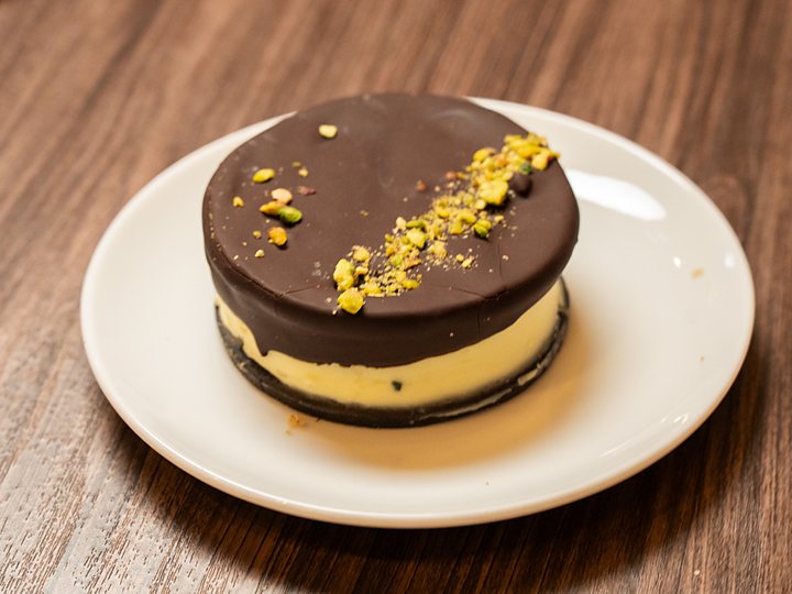 Alfajor de pistacho bañado en chocolate