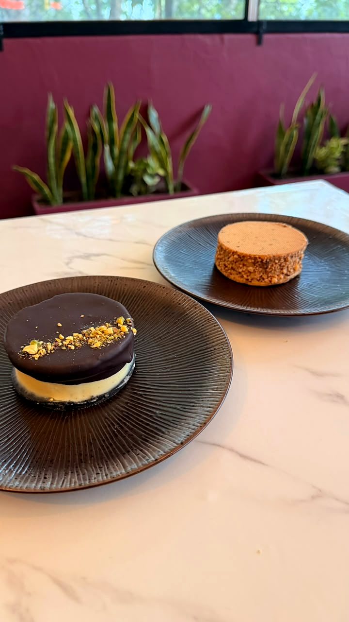 Alfajores de la casa: pistacho bañado en chocolate y avellana