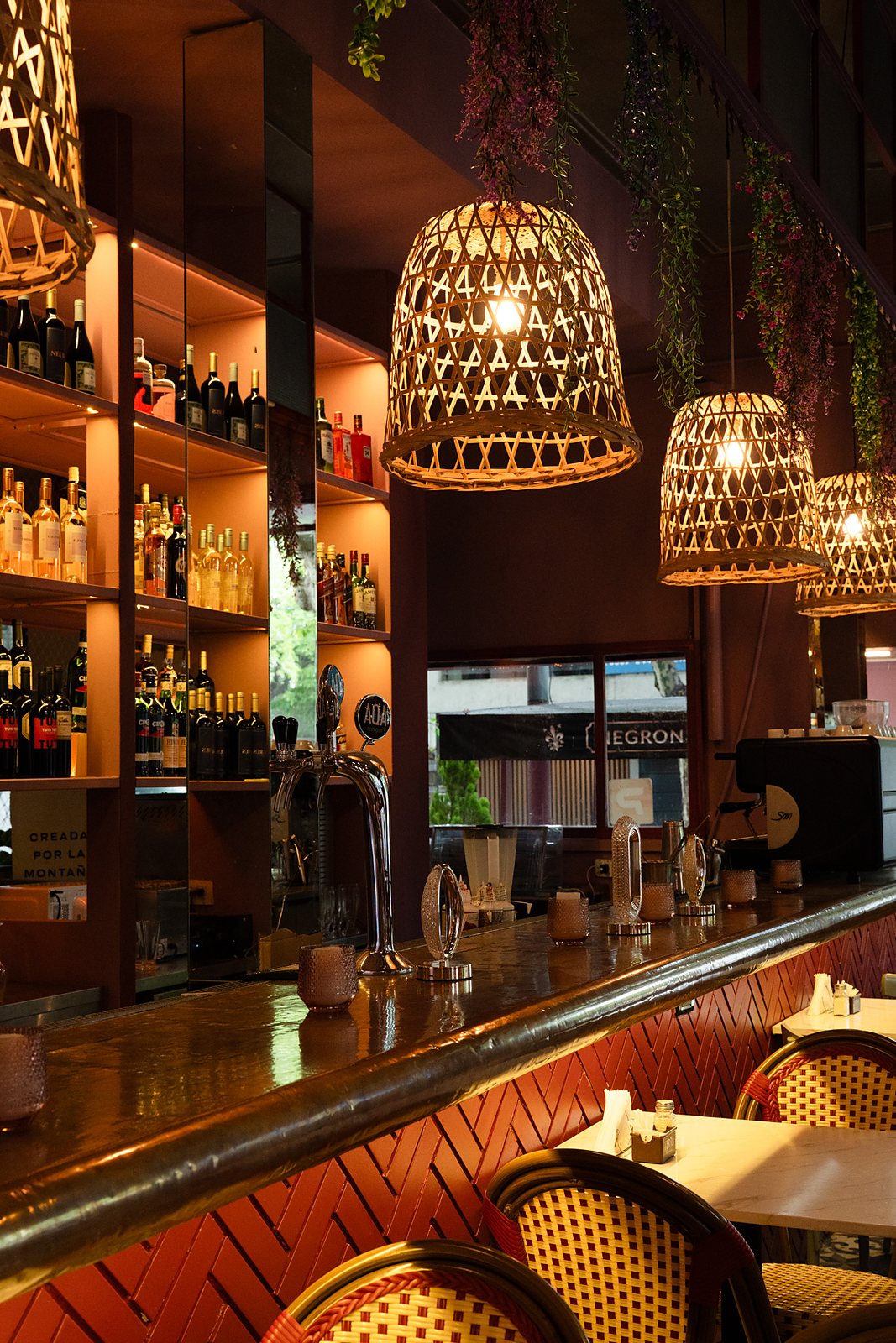 La barra de AIDA, con la bodega iluminada y lámparas de mimbre