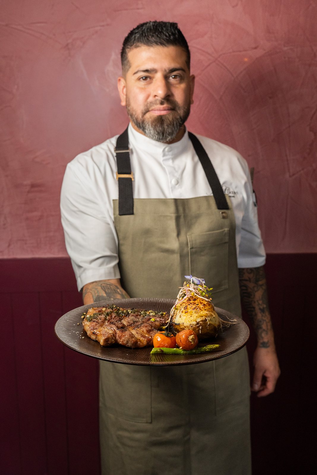 El chef de AIDA con un ojo de bife madurado recién salido de la cocina