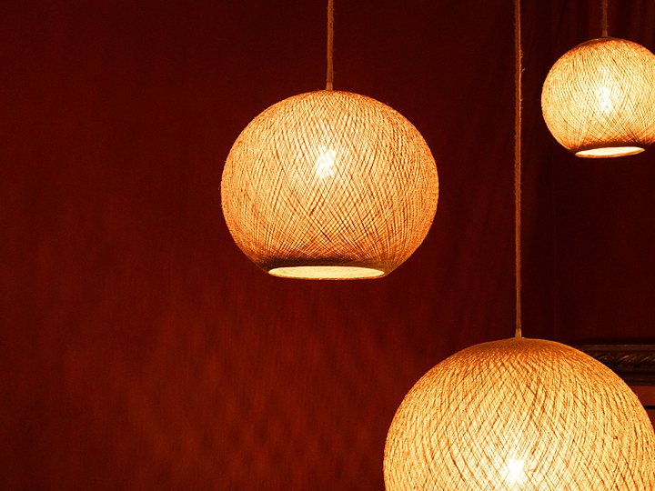 Lámparas de mimbre encendidas sobre los boxes