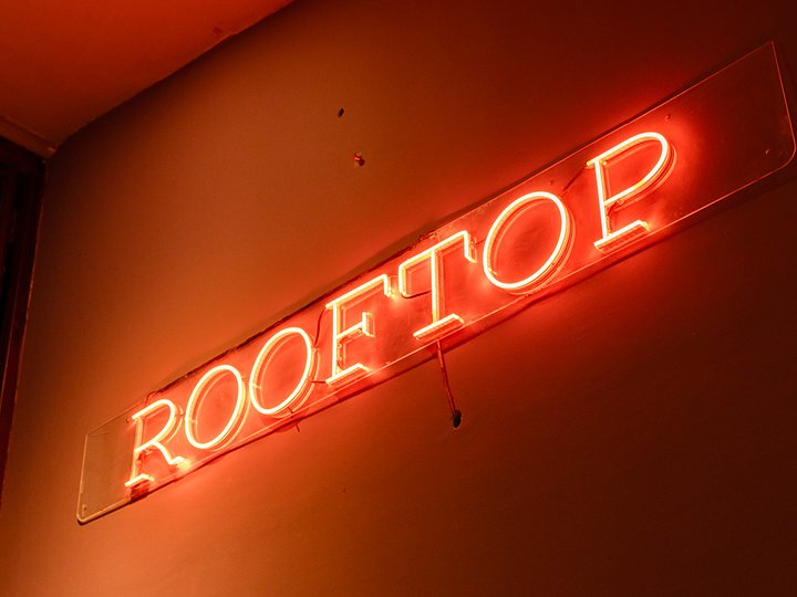 El cartel de neón del Rooftop, en el primer piso